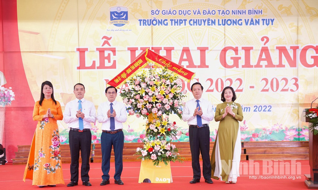 Lãnh đạo tỉnh Ninh Bình chúc mừng Trường THPT Lương Văn Tụy