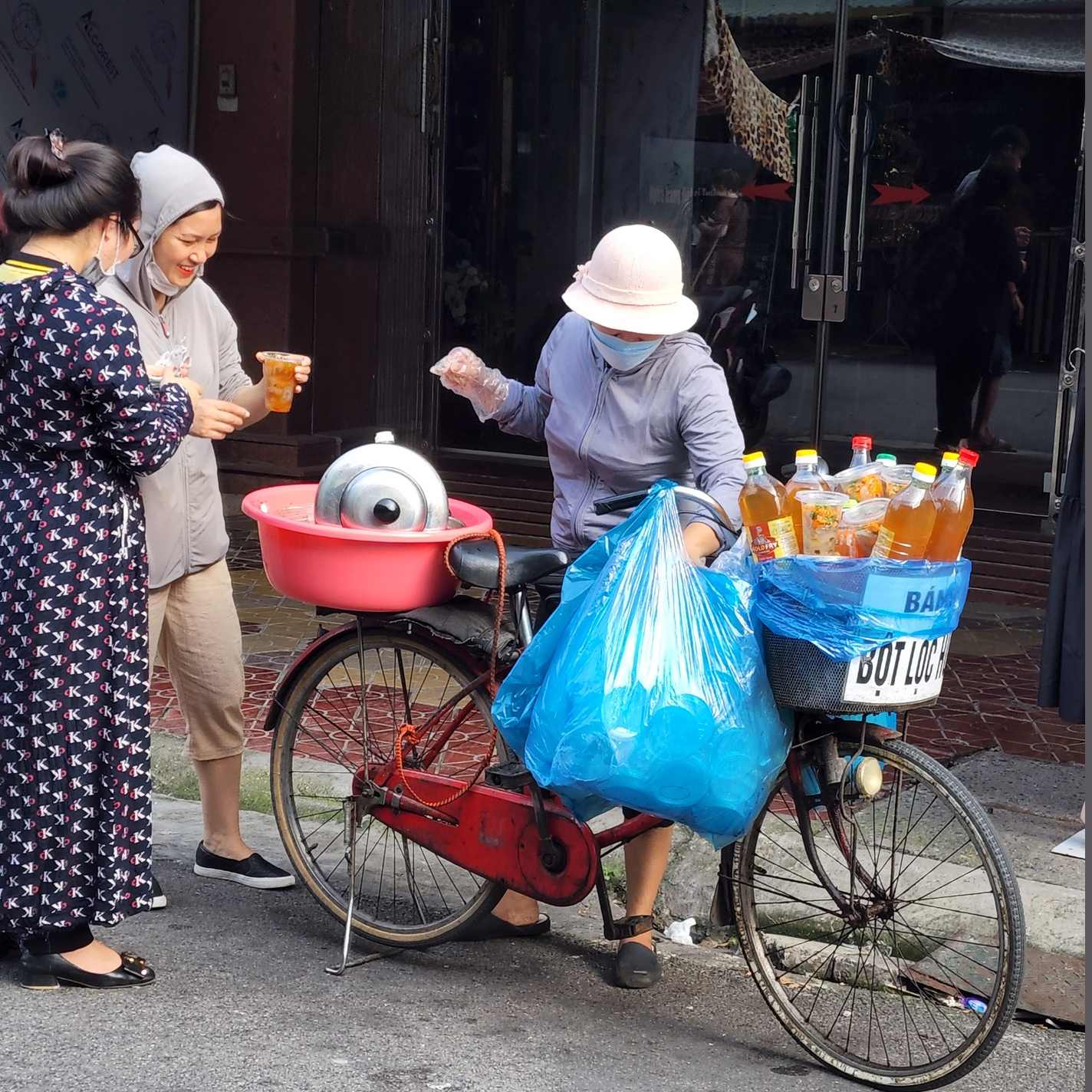 Không có trên bản đổ foodtour nhưng xe bánh bột lọc “ú òa” chợ Đổ 3 tiếng bán hết 10.000 chiếc, được lòng đất Cảng nhờ thứ nước chấm “lệch chuẩn” - Ảnh 6.