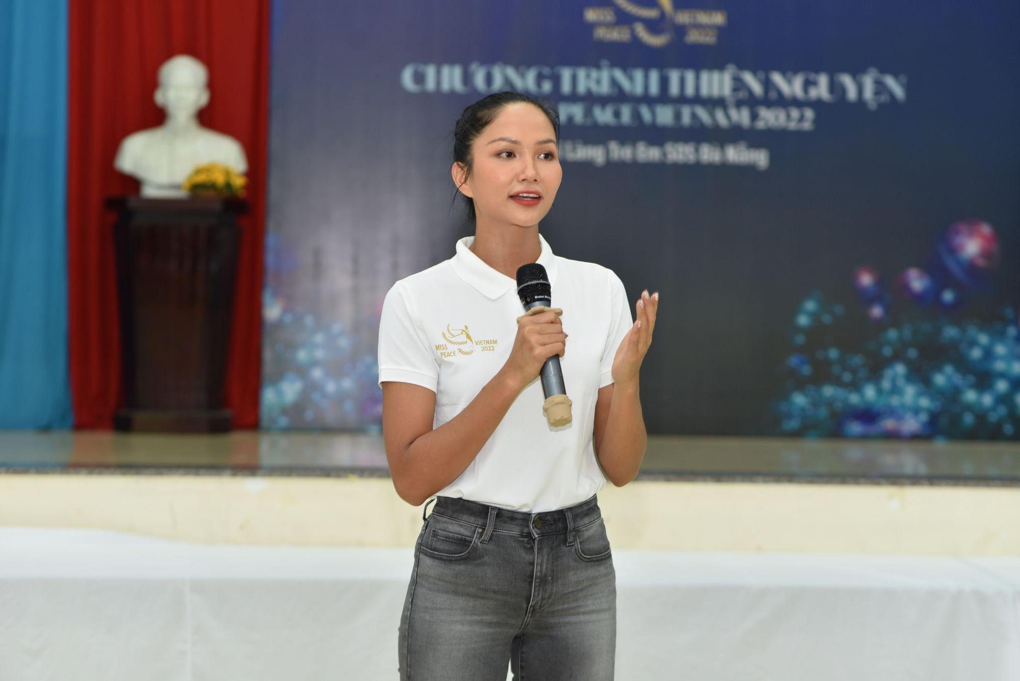 Hoa hậu H’Hen Niê cùng thí sinh Miss Peace Việt Nam thăm làng trẻ SOS Đà Nẵng - Ảnh 3.