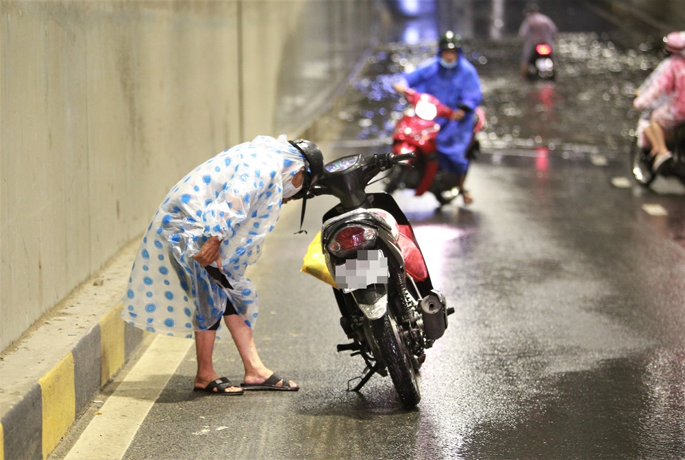 Hầm chui Điện Biên Phủ lại ngập nước, nhiều người bị ngã xe - Ảnh 9.