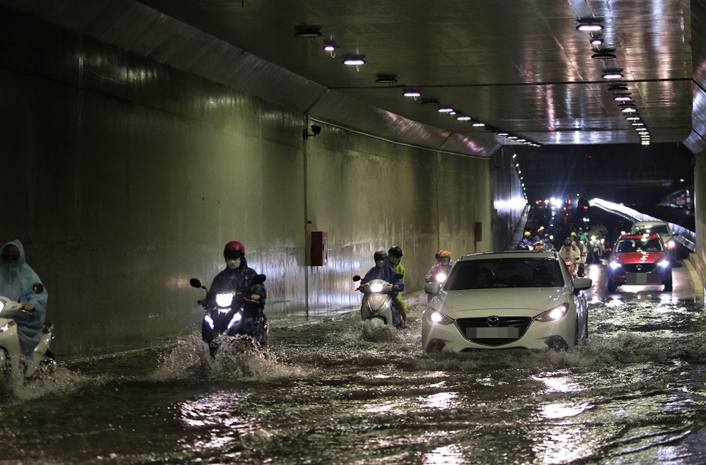 Hầm chui Điện Biên Phủ lại ngập nước, nhiều người bị ngã xe - Ảnh 1.