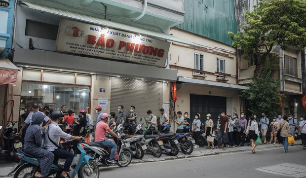 Dòng người xếp hàng dài chờ đợi đến lượt mua bánh Trung thu Bảo Phương (Ảnh: Quý Nguyễn)