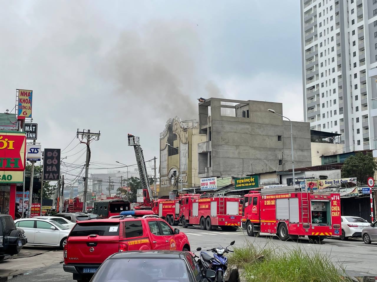 Vụ cháy quán karaoke ở Bình Dương: Ít nhất 12 người thiệt mạng, phong tỏa ngã 6 TP Thuận An - Ảnh 1.