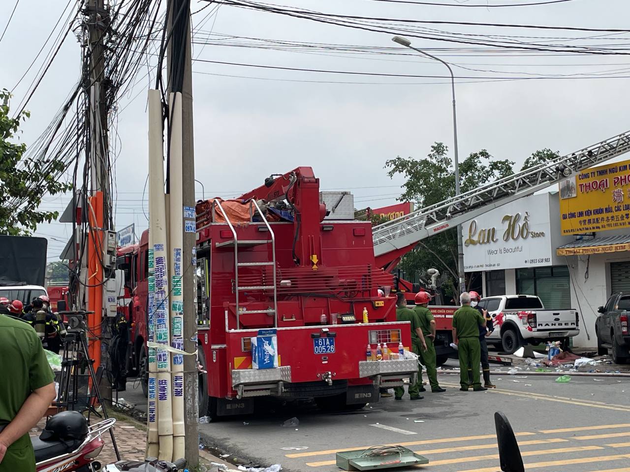 Vụ cháy quán karaoke ở Bình Dương: Ít nhất 12 người thiệt mạng, phong tỏa ngã 6 TP Thuận An - Ảnh 6.