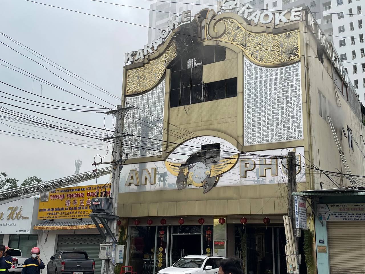 Vụ cháy quán karaoke ở Bình Dương: Ít nhất 12 người thiệt mạng, phong tỏa ngã 6 TP Thuận An - Ảnh 2.