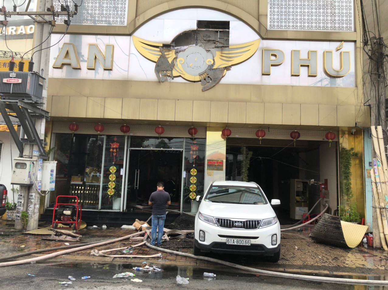 Vụ cháy quán karaoke ở Bình Dương: Ít nhất 12 người thiệt mạng, phong tỏa ngã 6 TP Thuận An - Ảnh 3.