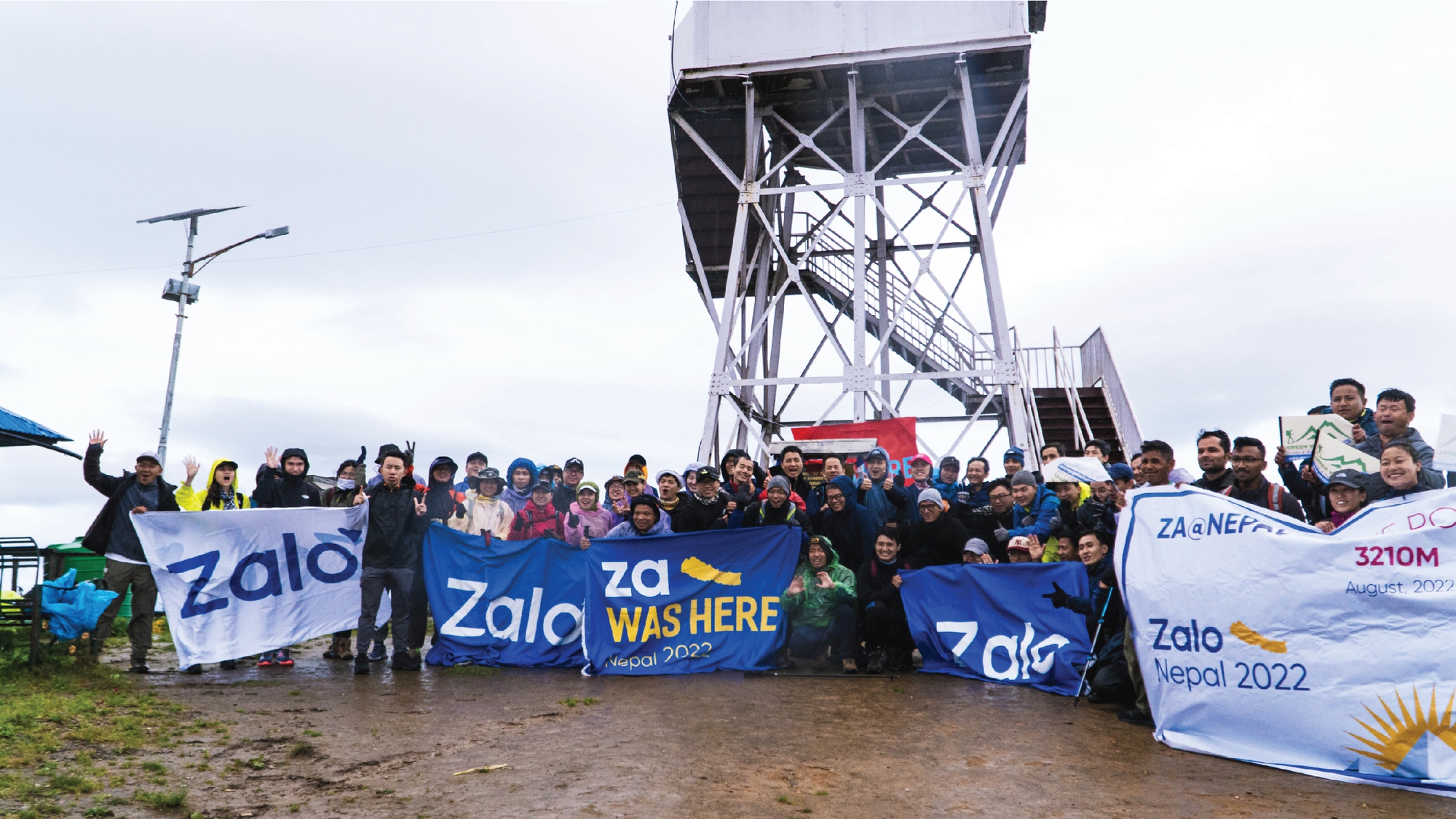 Zalo Group chinh phục đỉnh Poon Hill mừng sinh nhật - Ảnh 1.