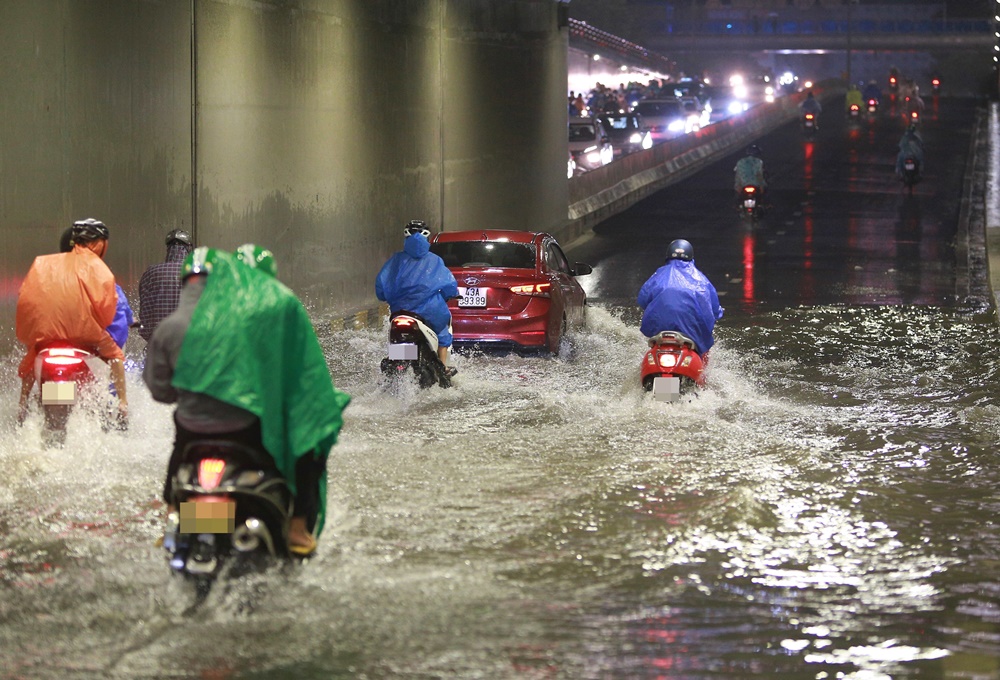 Hầm chui trăm tỷ Đà Nẵng lại ngập nước sau mưa, nhiều người bị ngã xe - Ảnh 12.