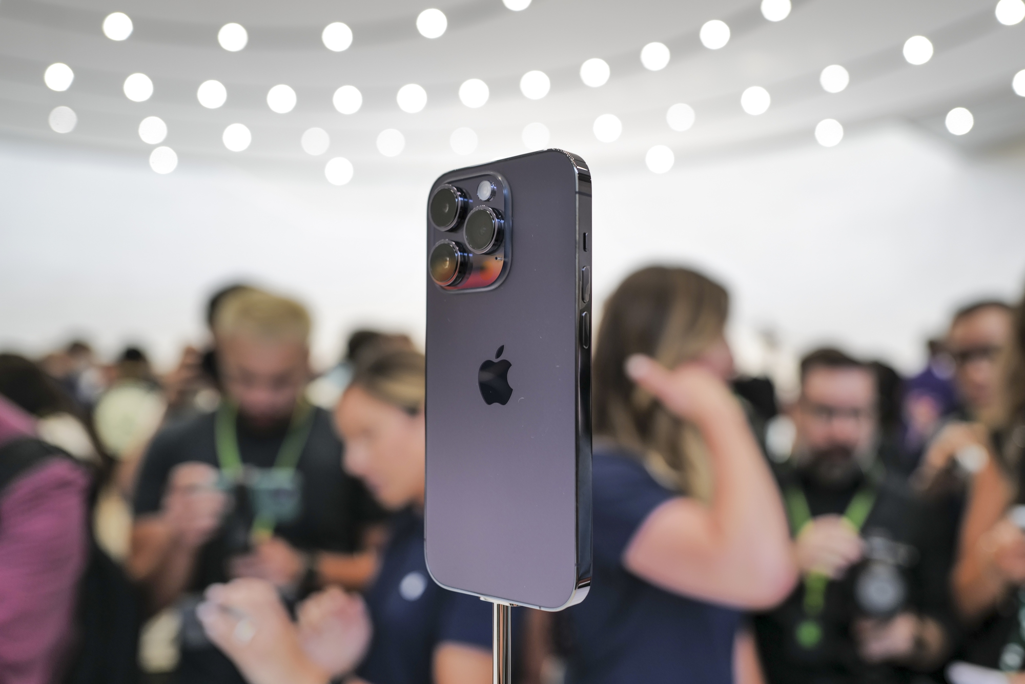 Hãy khám phá chiếc iPhone 14 Pro màu tím đầy sang trọng và tinh tế này! Với thiết kế đẹp mắt và những tính năng tiên tiến nhất, chiếc điện thoại này sẽ đem đến cho bạn trải nghiệm hoàn hảo nhất. Không chỉ là một sản phẩm, iPhone 14 Pro còn là biểu tượng của sự thành công và phong cách.
