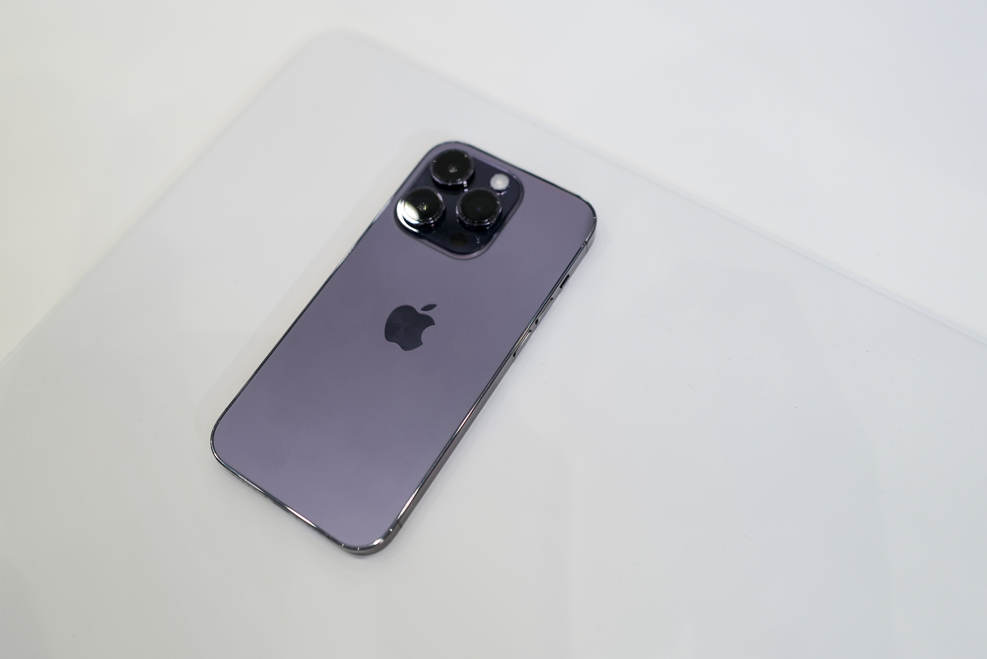 Điện thoại iPhone 14 Pro màu tím chính là thiết bị bạn đang tìm kiếm. Với thiết kế đẹp và màn hình OLED siêu sáng, bạn sẽ thấy rõ nét mọi chi tiết trên điện thoại. Ngoài ra, các tính năng của máy ảnh và âm thanh tuyệt vời cũng sẽ khiến bạn phấn khích. Hãy xem hình ảnh để khám phá nó nhé.