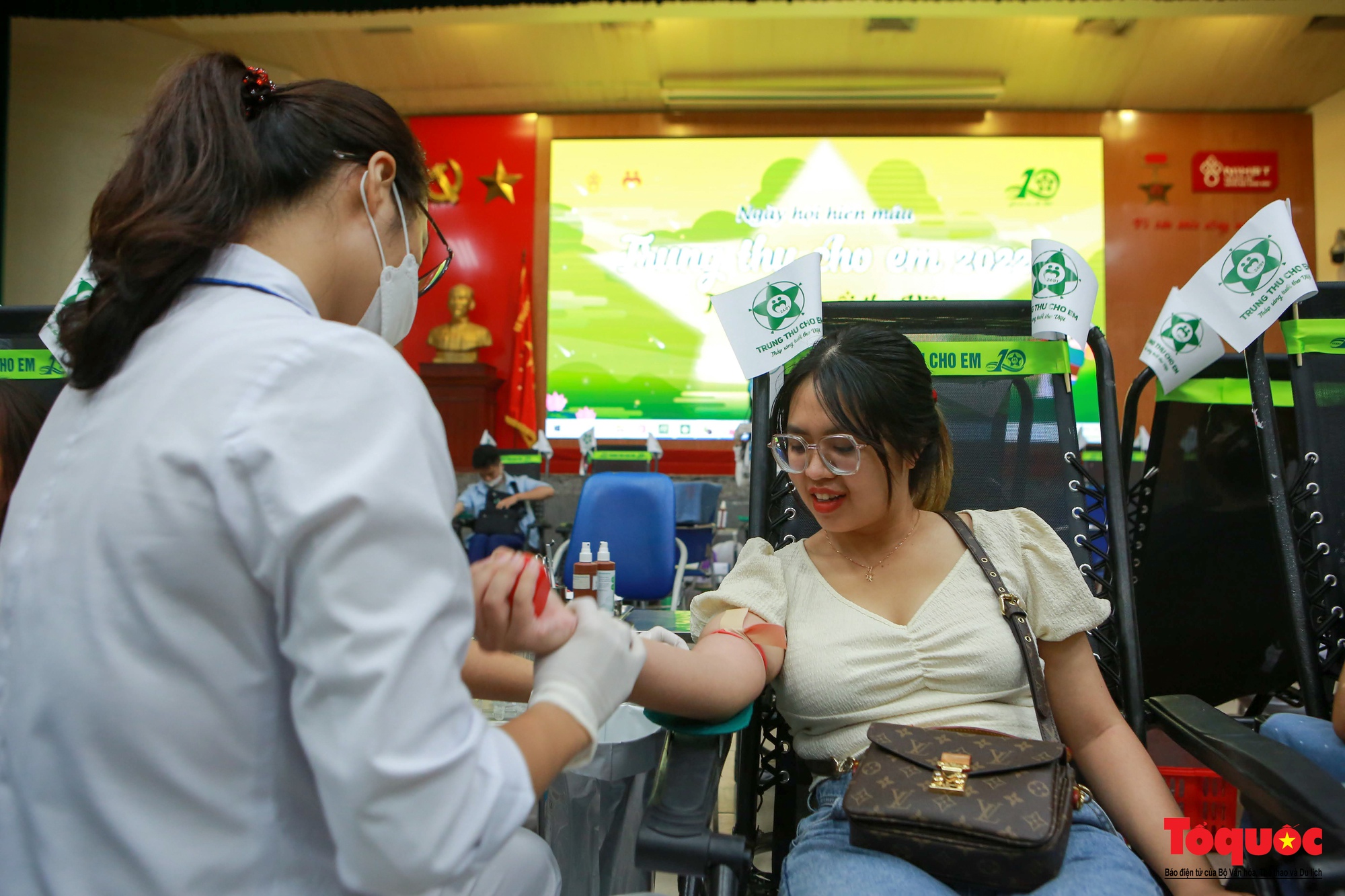 Hà Nội: Người dân thủ đô xếp hàng dài tham gia hiến máu &quot;Trung thu cho em&quot; - Ảnh 6.