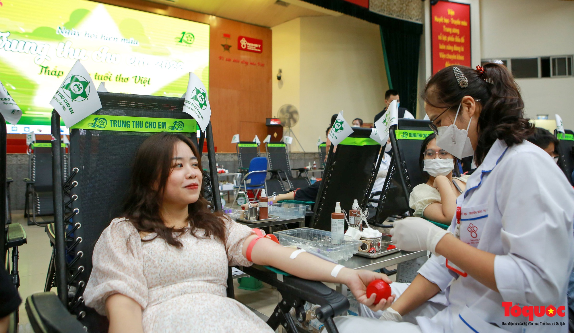 Hà Nội: Người dân thủ đô xếp hàng dài tham gia hiến máu &quot;Trung thu cho em&quot; - Ảnh 11.
