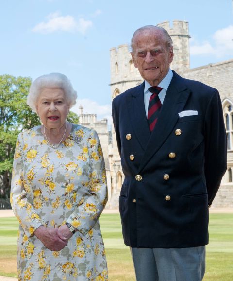 Nữ hoàng Anh Elizabeth II vừa tạ thế ở tuổi 96: Nhìn lại cuộc đời lừng lẫy của bà qua ảnh - Ảnh 50.