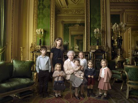 Nữ hoàng Anh Elizabeth II vừa tạ thế ở tuổi 96: Nhìn lại cuộc đời lừng lẫy của bà qua ảnh - Ảnh 38.