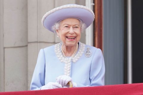 Nữ hoàng Anh Elizabeth II vừa tạ thế ở tuổi 96: Nhìn lại cuộc đời lừng lẫy của bà qua ảnh - Ảnh 62.