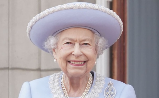 Nữ hoàng Elizabeth II có lối sống tiết kiệm đến mức nào?  - Ảnh 1.