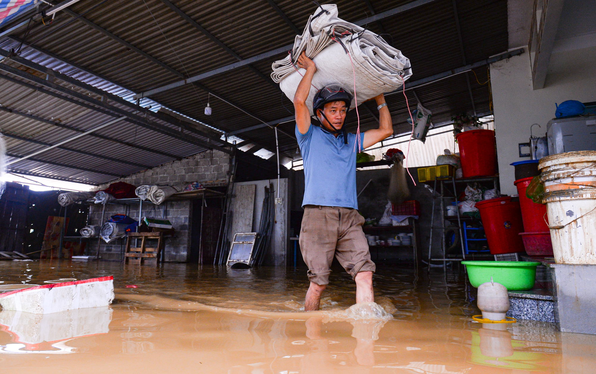 Người dân ngoại thành Hà Nội bì bõm trong nước lũ sau cơn mưa lớn: &quot;Nước lũ lên nhanh quá, chúng tôi chạy đồ không kịp&quot; - Ảnh 13.