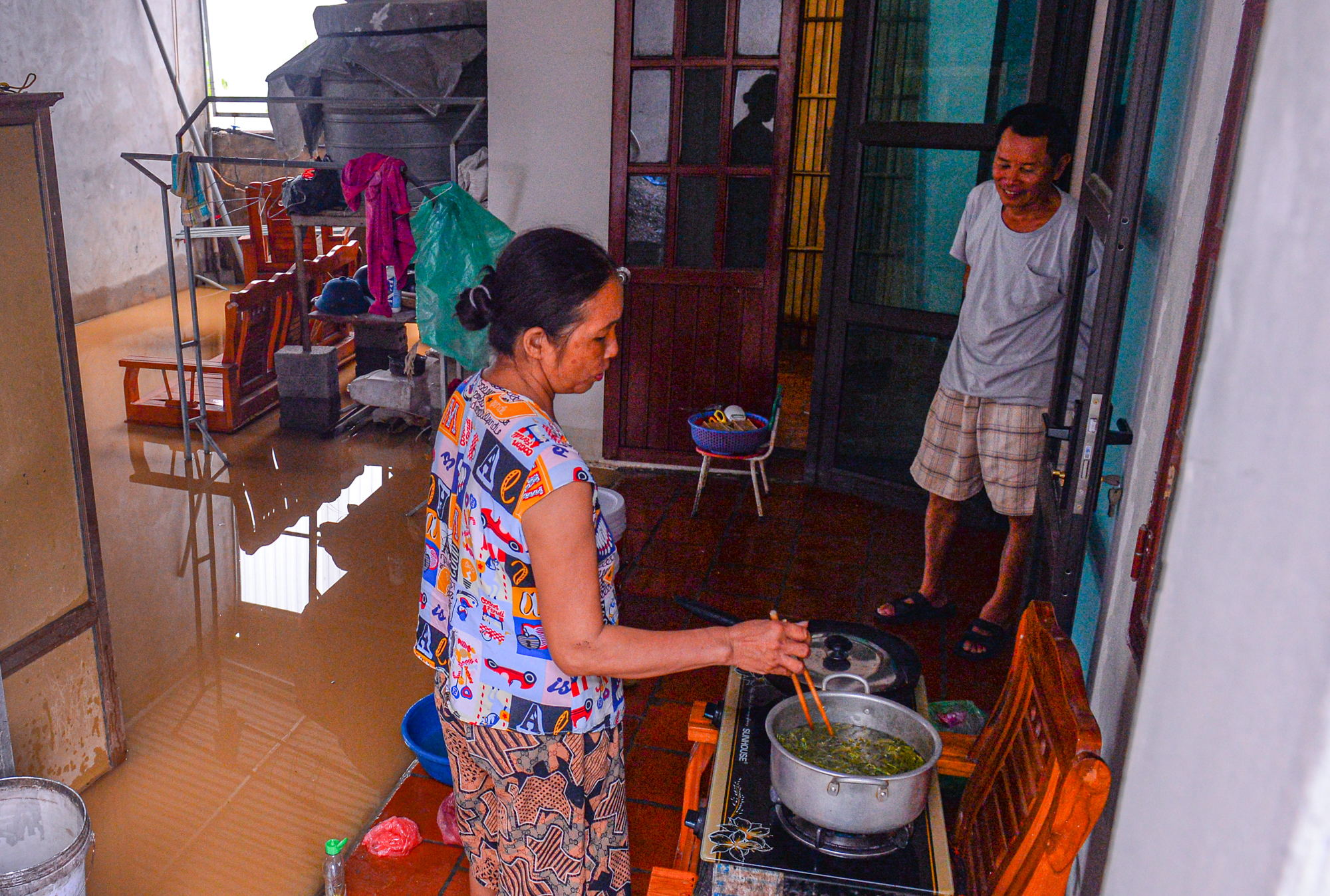 Người dân ngoại thành Hà Nội bì bõm trong nước lũ sau cơn mưa lớn: &quot;Nước lũ lên nhanh quá, chúng tôi chạy đồ không kịp&quot; - Ảnh 6.