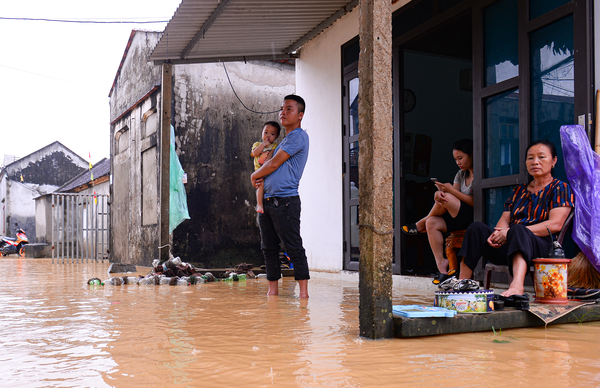 Người dân ngoại thành Hà Nội bì bõm trong nước lũ sau cơn mưa lớn: &quot;Nước lũ lên nhanh quá, chúng tôi chạy đồ không kịp&quot; - Ảnh 7.