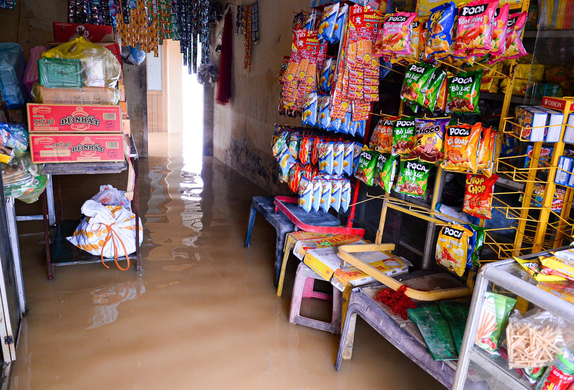 Người dân ngoại thành Hà Nội bì bõm trong nước lũ sau cơn mưa lớn: &quot;Nước lũ lên nhanh quá, chúng tôi chạy đồ không kịp&quot; - Ảnh 11.