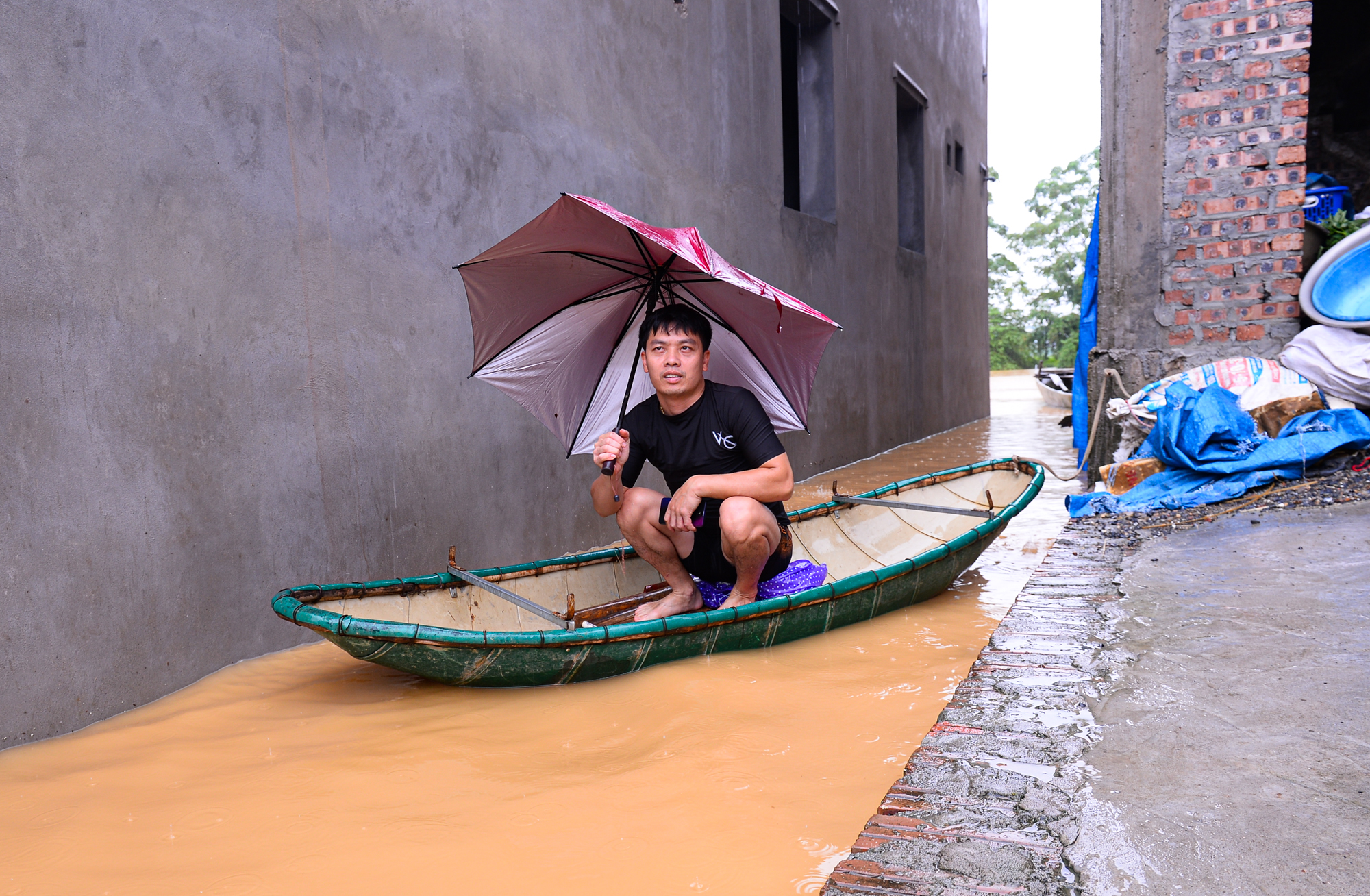 Người dân ngoại thành Hà Nội bì bõm trong nước lũ sau cơn mưa lớn: &quot;Nước lũ lên nhanh quá, chúng tôi chạy đồ không kịp&quot; - Ảnh 4.