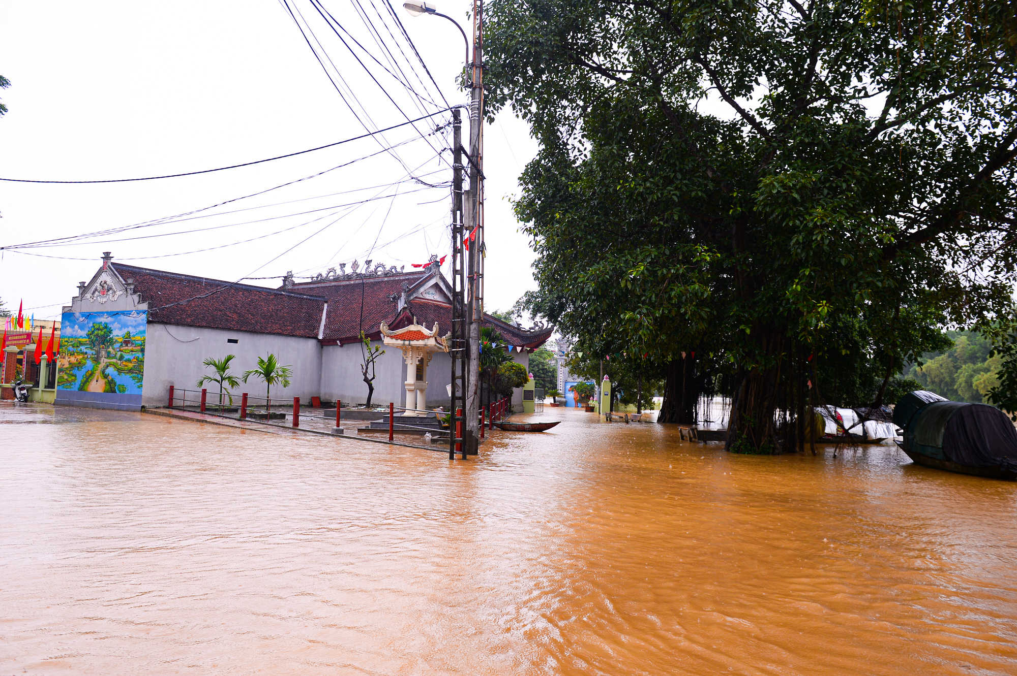 Người dân ngoại thành Hà Nội bì bõm trong nước lũ sau cơn mưa lớn: &quot;Nước lũ lên nhanh quá, chúng tôi chạy đồ không kịp&quot; - Ảnh 2.