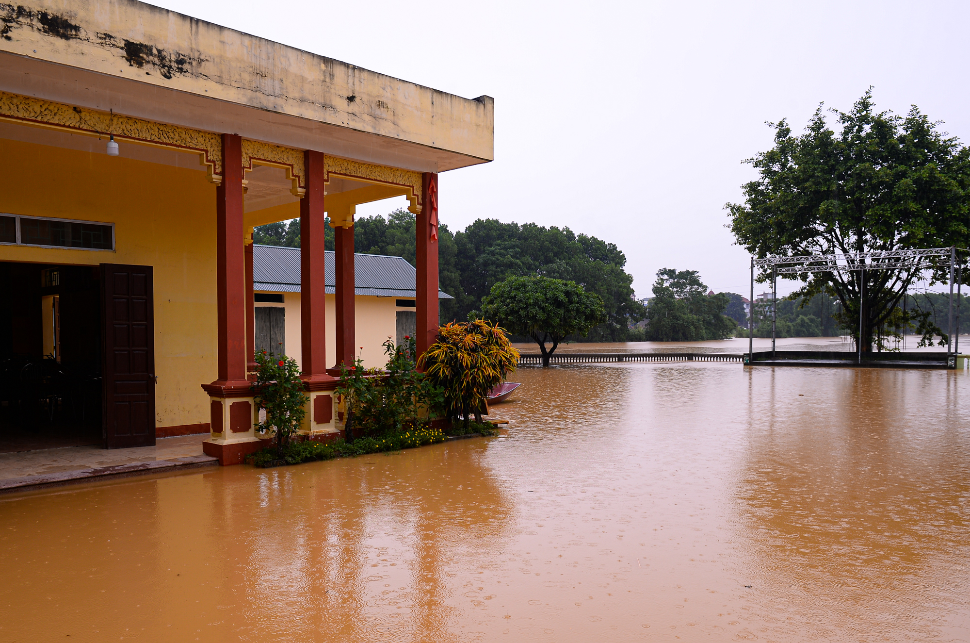 Người dân ngoại thành Hà Nội bì bõm trong nước lũ sau cơn mưa lớn: &quot;Nước lũ lên nhanh quá, chúng tôi chạy đồ không kịp&quot; - Ảnh 3.