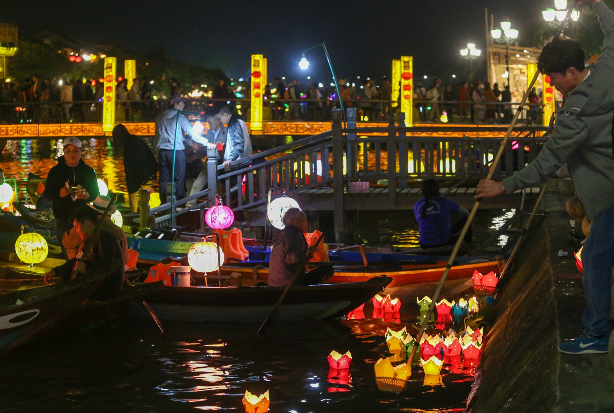 Ảnh: Du khách chen chân &quot;xông đất&quot; Hội An ngày đầu năm: &quot;Đón Tết ở đây thật tuyệt&quot; - Ảnh 9.