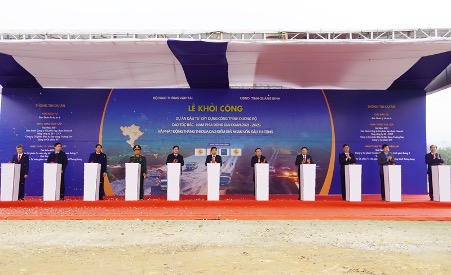 Khởi công dự án đường cao tốc Bắc Nam tuyến Vạn Ninh – Cam Lộ: Doanh nghiệp trao 2 tỷ đồng hỗ trợ người nghèo - Ảnh 1.