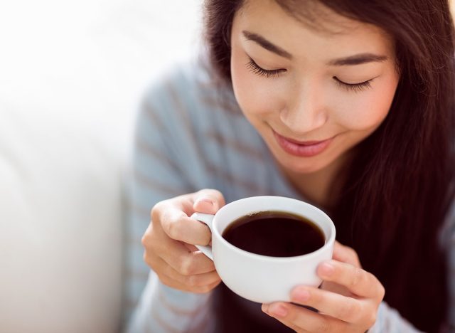 Chuyên gia chỉ ra 4 thói quen uống không tốt, khiến não bộ ‘già đi’ nhanh chóng - Ảnh 4.