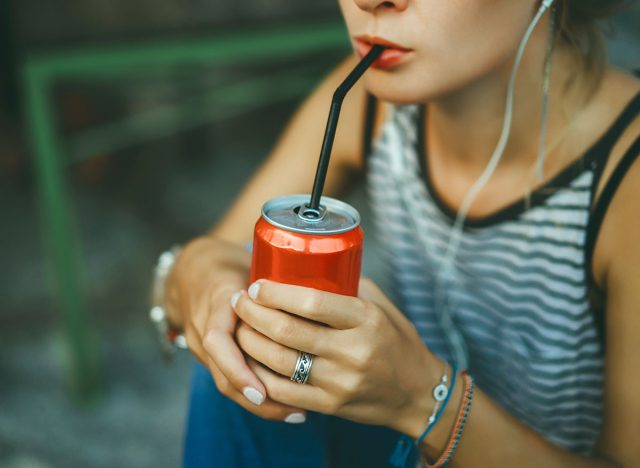 Chuyên gia chỉ ra 4 thói quen uống không tốt, khiến não bộ ‘già đi’ nhanh chóng - Ảnh 2.
