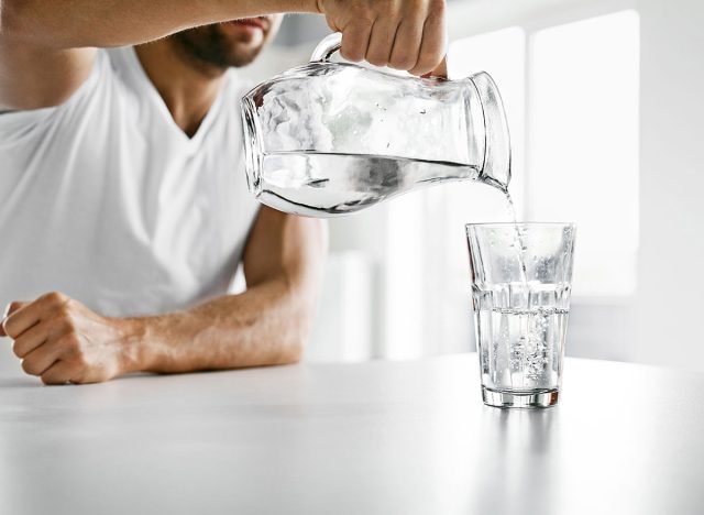 Chuyên gia chỉ ra 4 thói quen uống không tốt, khiến não bộ ‘già đi’ nhanh chóng - Ảnh 3.