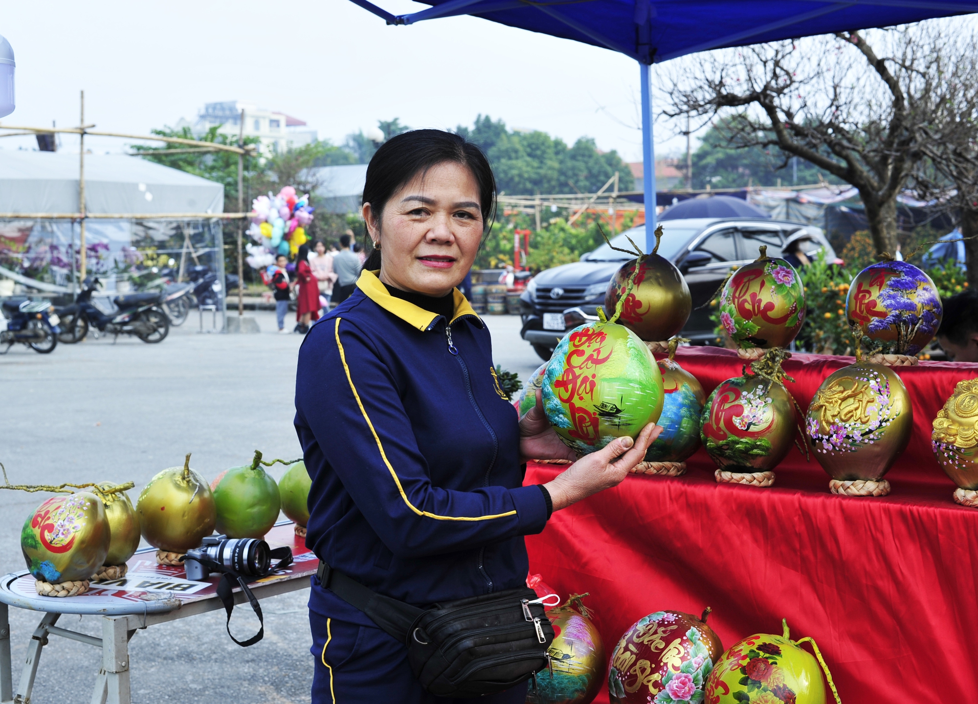Mỗi ngày gian hàng của bà Yến bán được hàng trăm trái dừa nghệ thuật