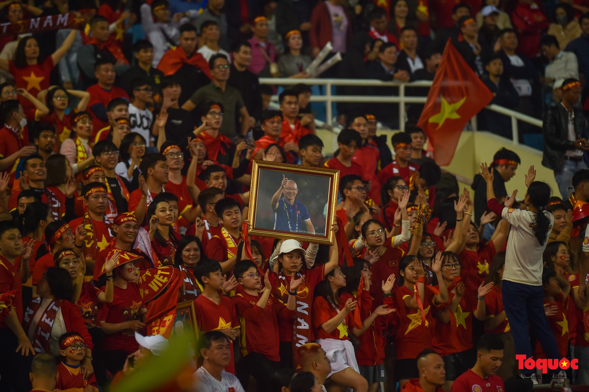 Chùm ảnh Bán kết AFF Cup 2022: Niềm vui chiến thắng của cầu thủ, cổ động viên Việt Nam trên sân Mỹ Đình - Ảnh 3.