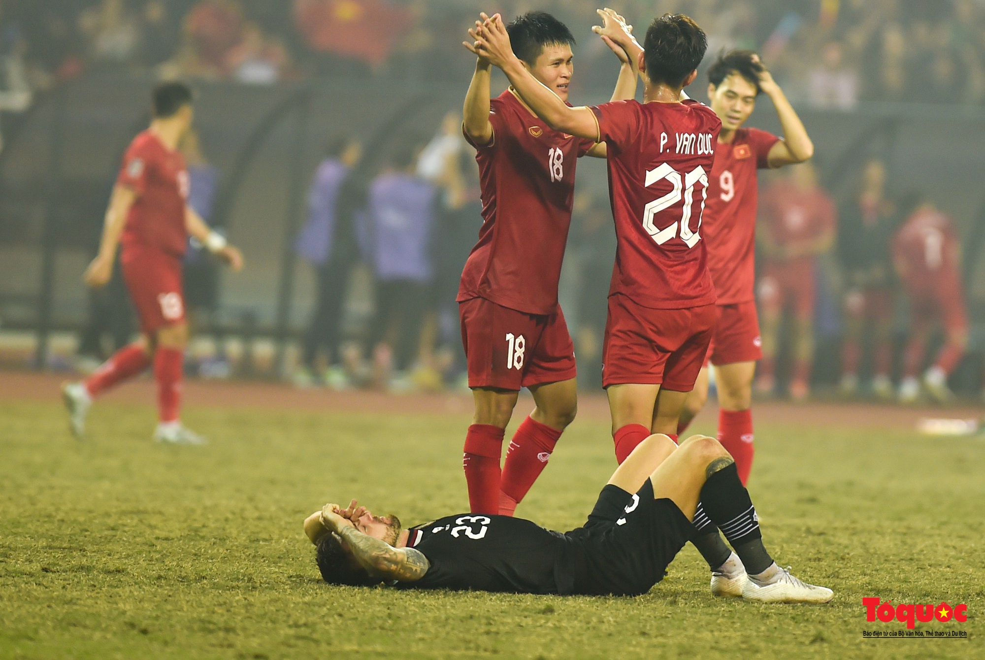 Chùm ảnh Bán kết AFF Cup 2022: Niềm vui chiến thắng của cầu thủ, cổ động viên Việt Nam trên sân Mỹ Đình - Ảnh 13.