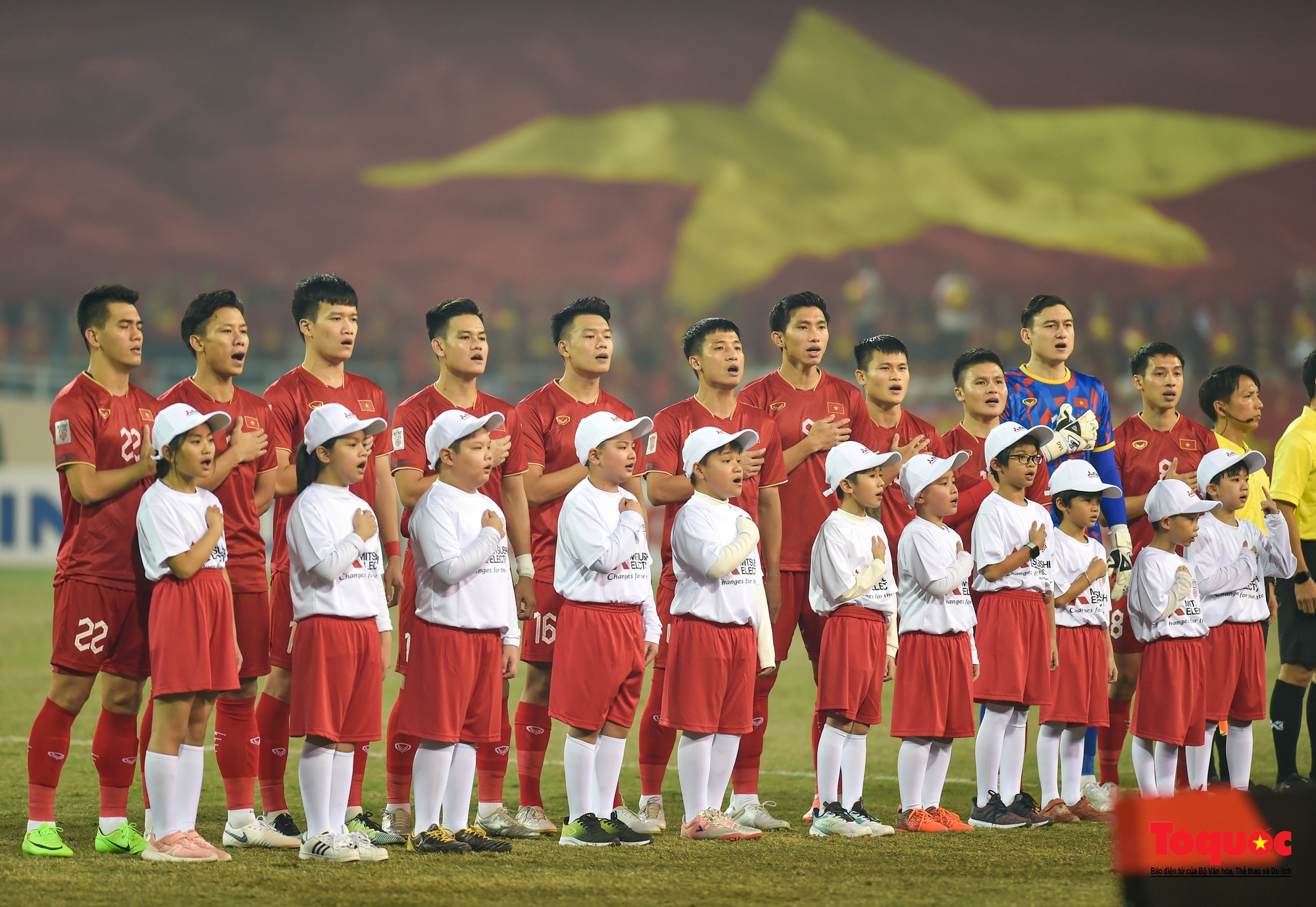 Chùm ảnh Bán kết AFF Cup 2022: Niềm vui chiến thắng của cầu thủ, cổ động  viên Việt Nam trên sân Mỹ Đình