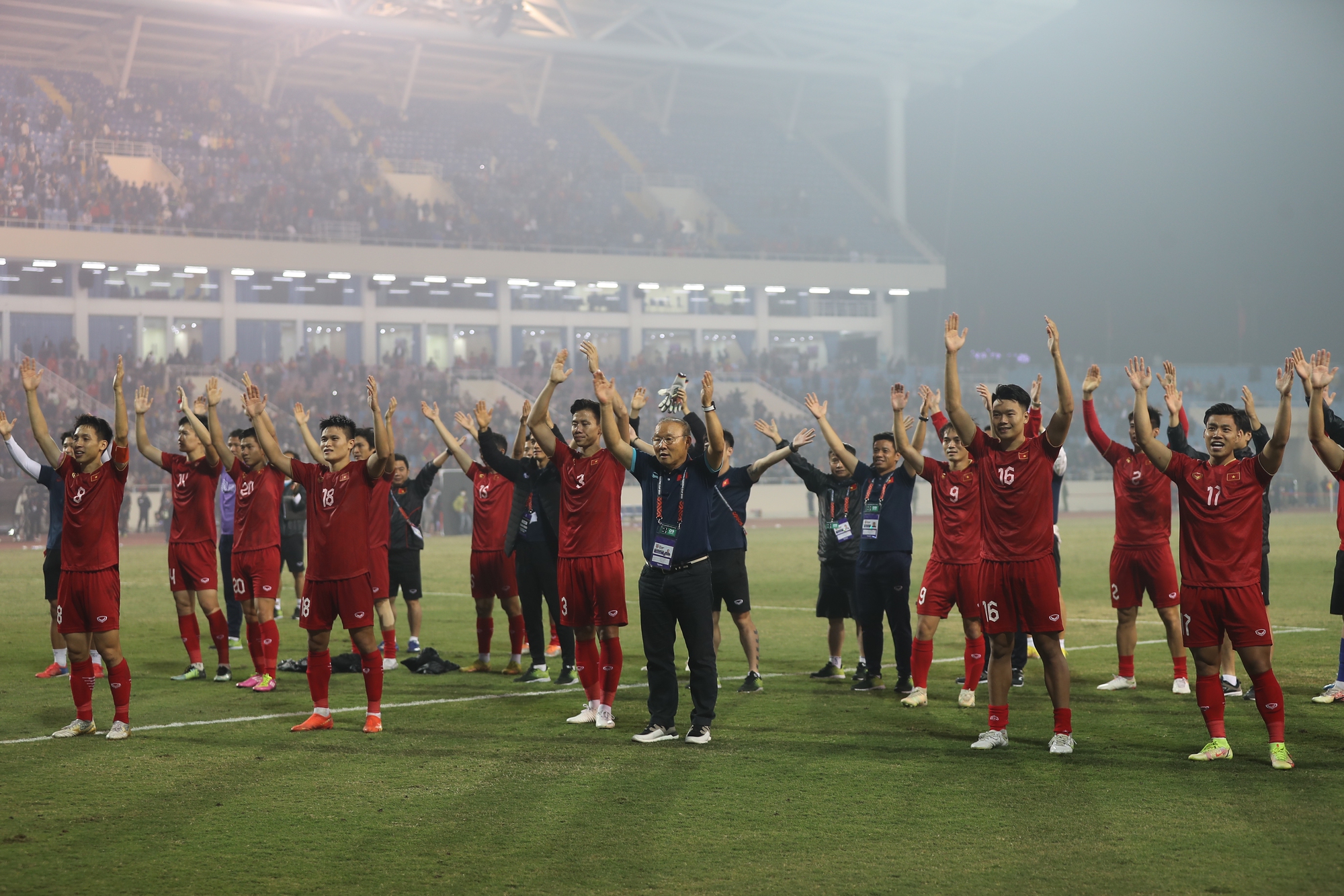 Chùm ảnh Bán kết AFF Cup 2022: Niềm vui chiến thắng của cầu thủ, cổ động viên Việt Nam trên sân Mỹ Đình - Ảnh 17.