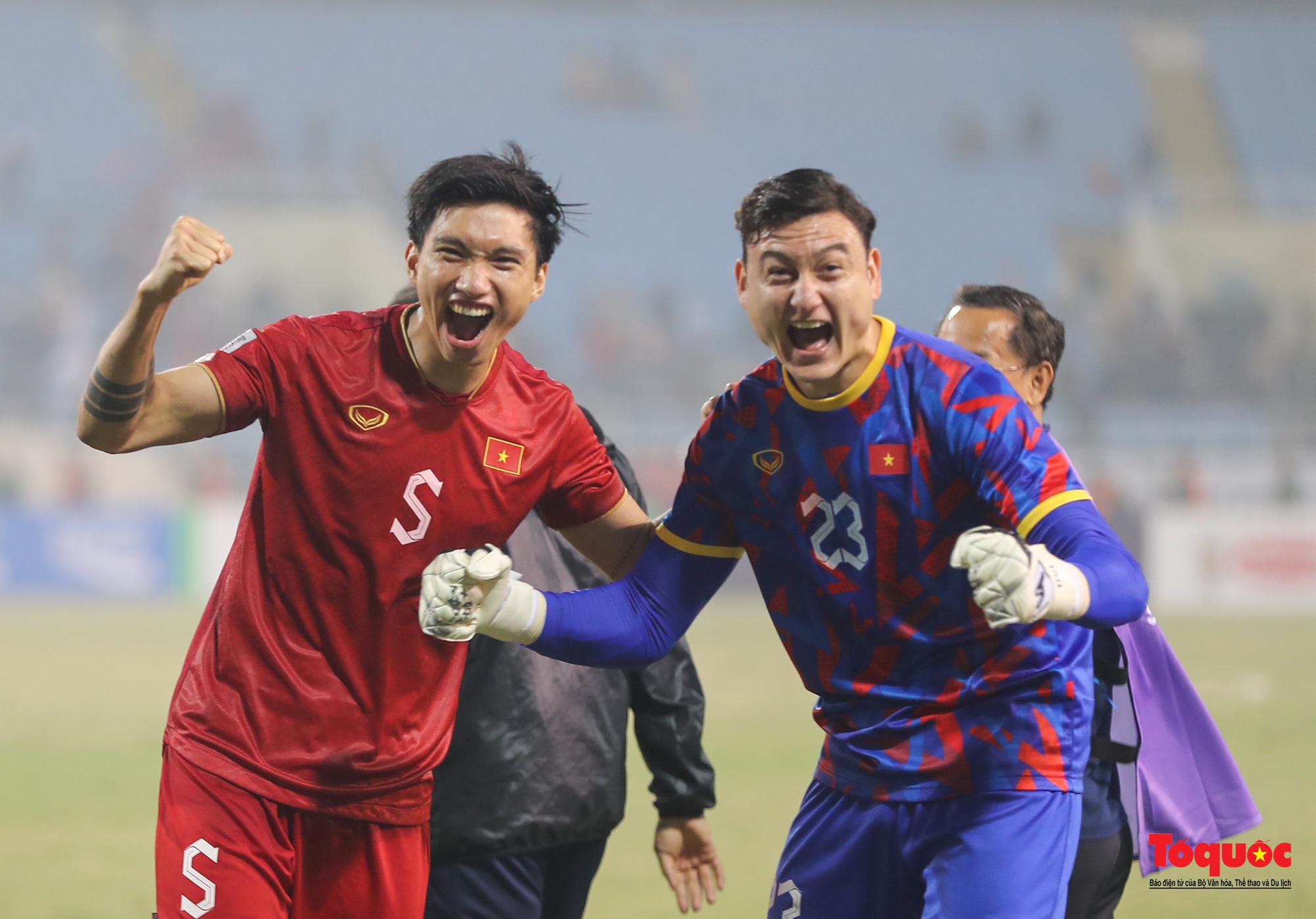 Chùm ảnh Bán kết AFF Cup 2022: Niềm vui chiến thắng của cầu thủ, cổ động viên Việt Nam trên sân Mỹ Đình - Ảnh 16.