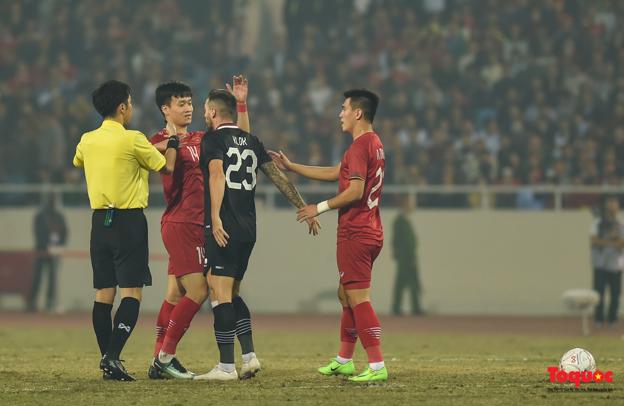 Chùm ảnh Bán kết AFF Cup 2022: Niềm vui chiến thắng của cầu thủ, cổ động viên Việt Nam trên sân Mỹ Đình - Ảnh 9.