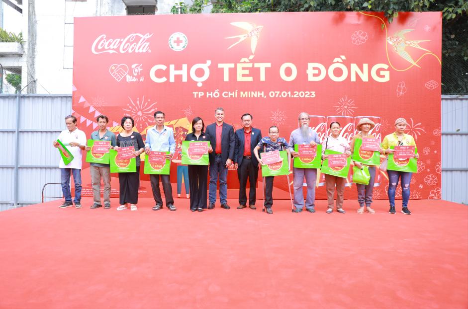 Coca-Cola® Việt Nam xác lập kỷ lục “Bàn ăn Tết Việt có số gia đình tham gia đông nhất thế giới” - Ảnh 3.