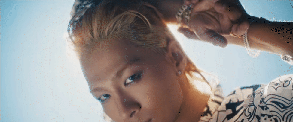 Teaser chính thức của màn kết hợp không tưởng: Taeyang (BIGBANG) khoe múi nóng bỏng, Jimin lịch lãm đầy trưởng thành - Ảnh 2.