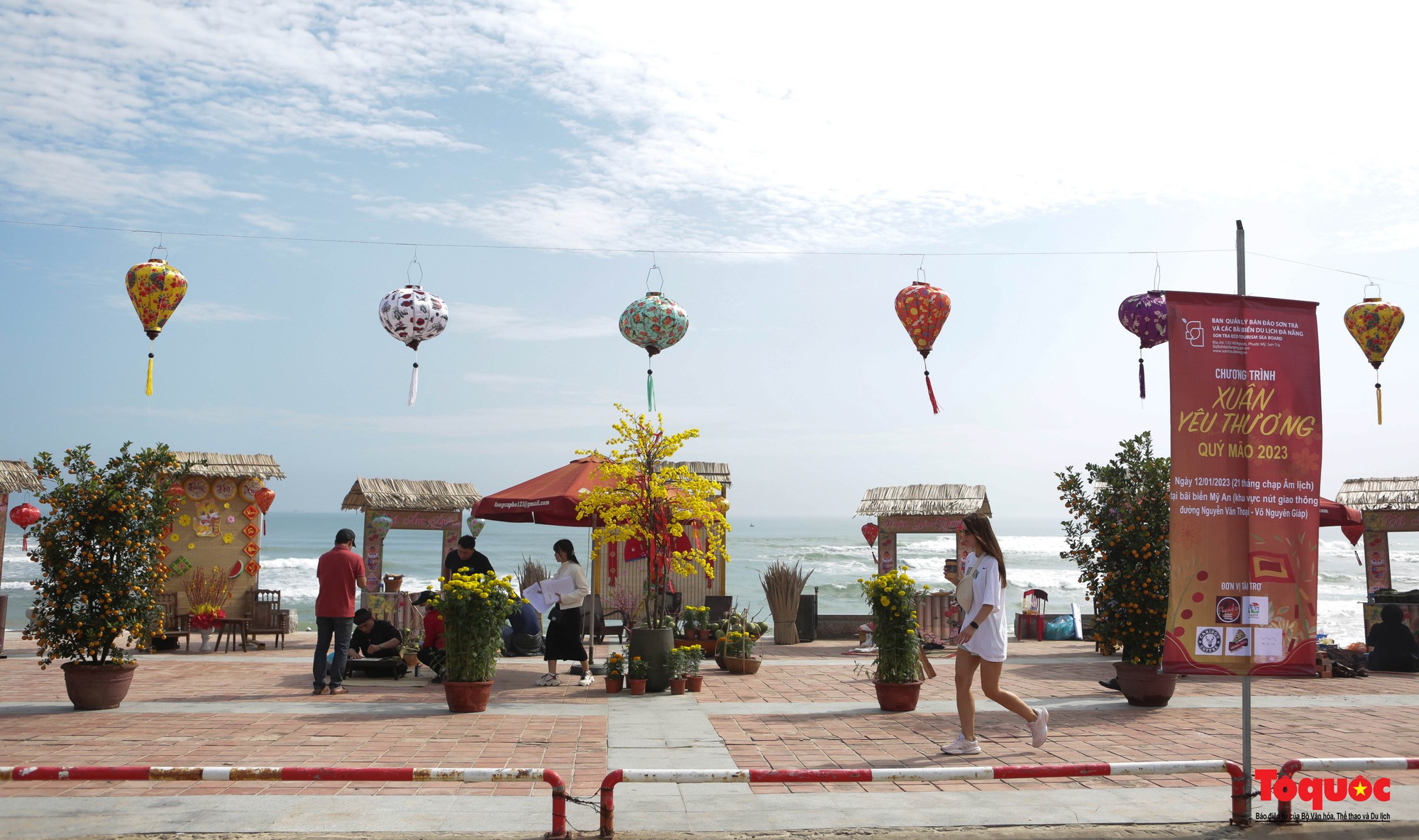 Du khách nước ngoài thích thú trải nghiệm &quot;Xuân yêu thương&quot; bên bờ biển Đà Nẵng - Ảnh 1.