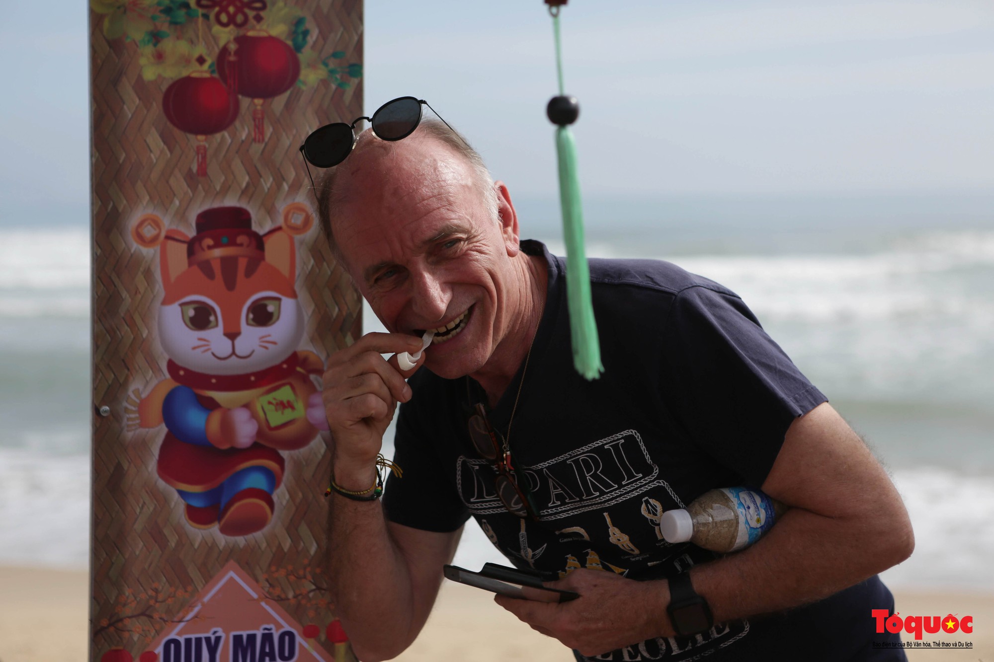 Du khách nước ngoài thích thú trải nghiệm &quot;Xuân yêu thương&quot; bên bờ biển Đà Nẵng - Ảnh 11.