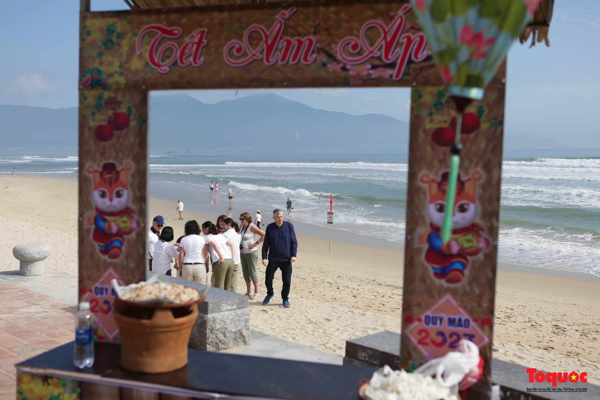 Du khách nước ngoài thích thú trải nghiệm &quot;Xuân yêu thương&quot; bên bờ biển Đà Nẵng - Ảnh 16.