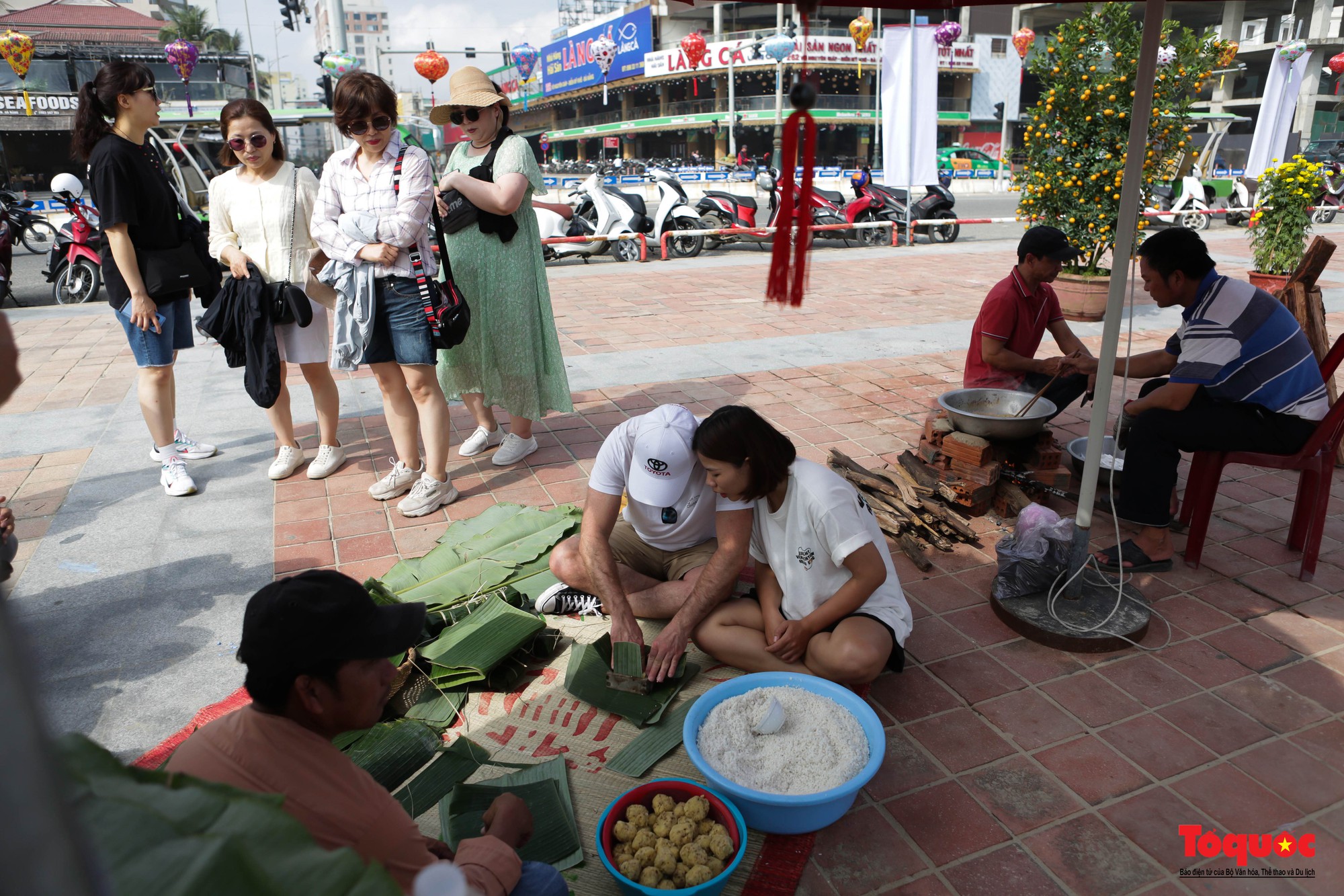 Du khách nước ngoài thích thú trải nghiệm &quot;Xuân yêu thương&quot; bên bờ biển Đà Nẵng - Ảnh 4.