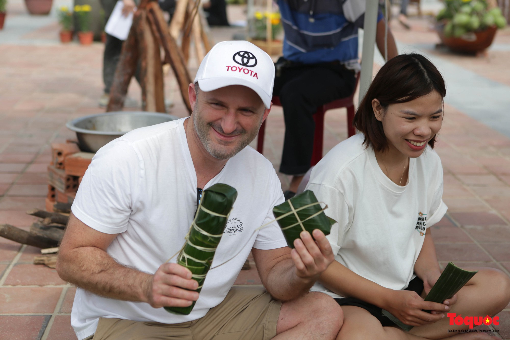 Du khách nước ngoài thích thú trải nghiệm &quot;Xuân yêu thương&quot; bên bờ biển Đà Nẵng - Ảnh 7.