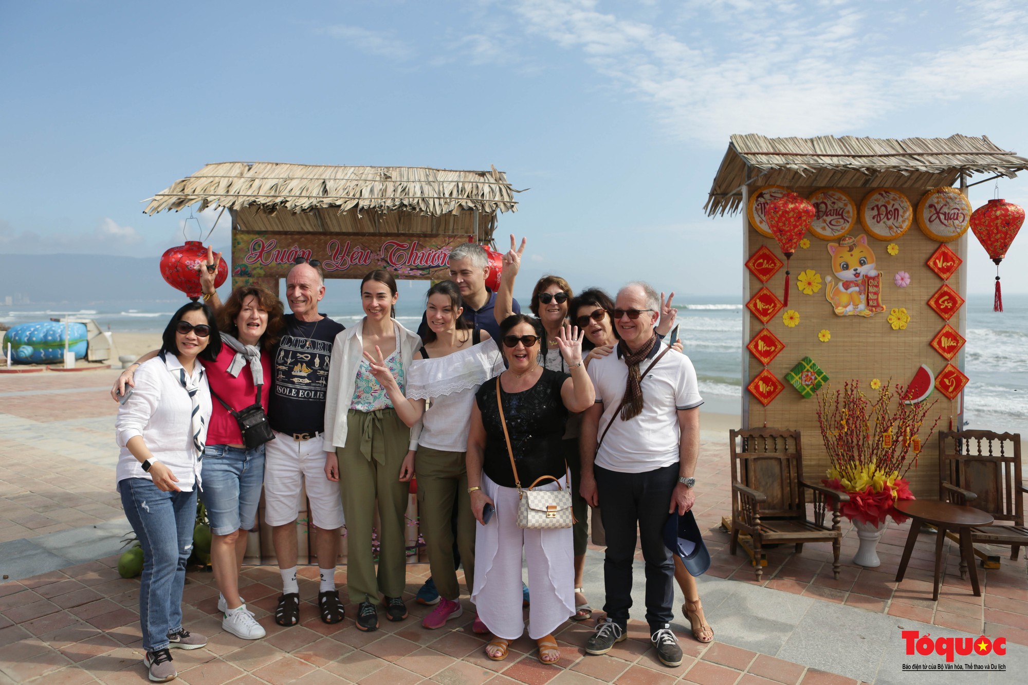 Du khách nước ngoài thích thú trải nghiệm &quot;Xuân yêu thương&quot; bên bờ biển Đà Nẵng - Ảnh 3.