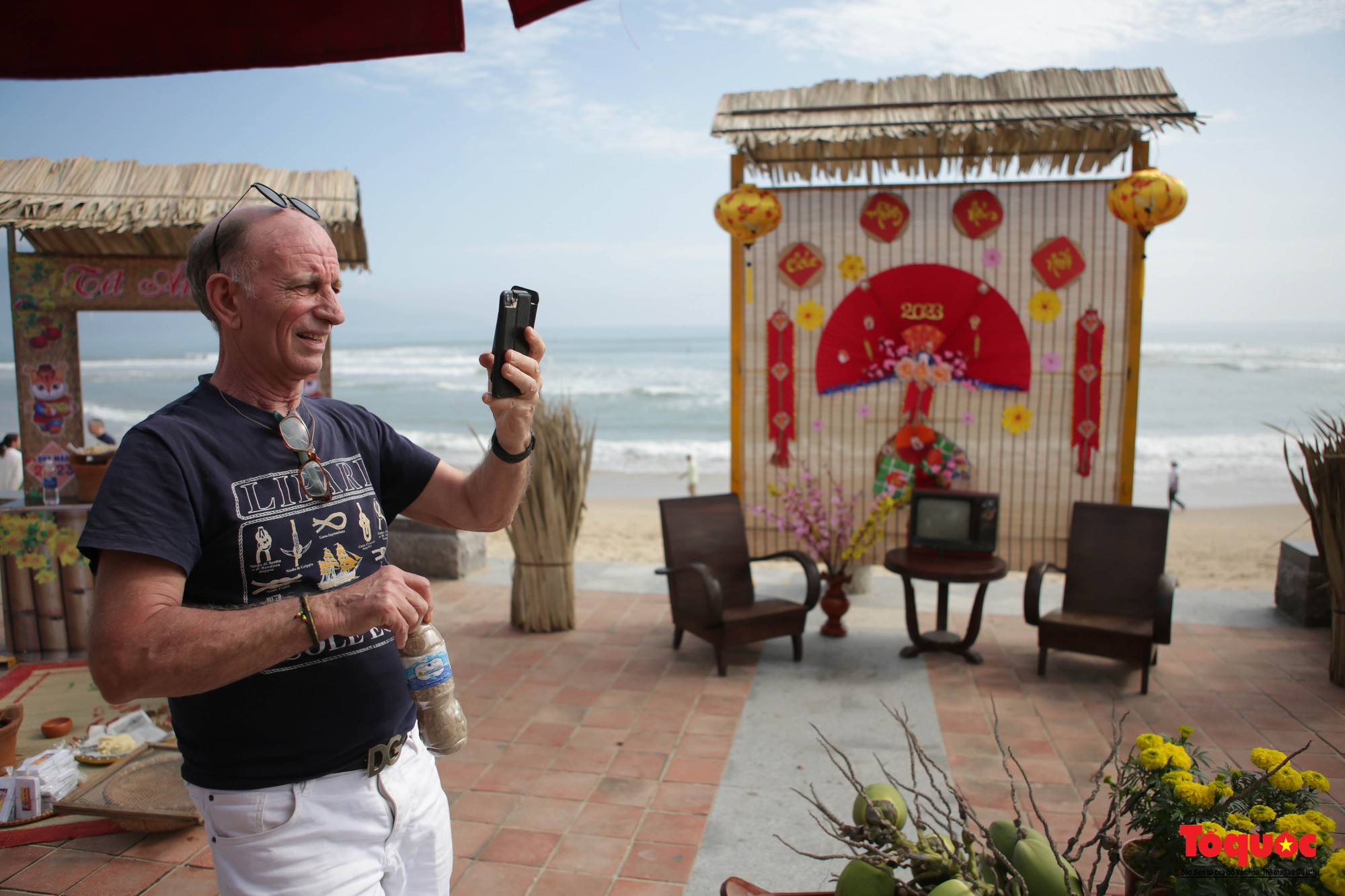 Du khách nước ngoài thích thú trải nghiệm &quot;Xuân yêu thương&quot; bên bờ biển Đà Nẵng - Ảnh 10.