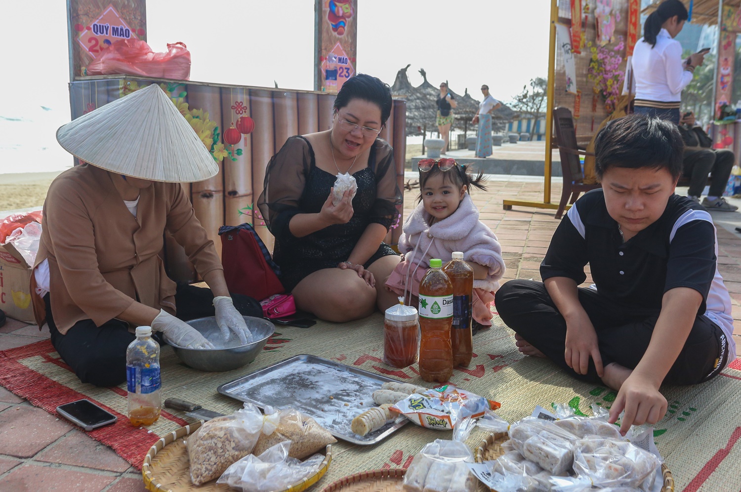 Khách nước ngoài hào hứng tự tay gói bánh chưng, ăn mứt Tết bên bờ biển Đà Nẵng - Ảnh 5.