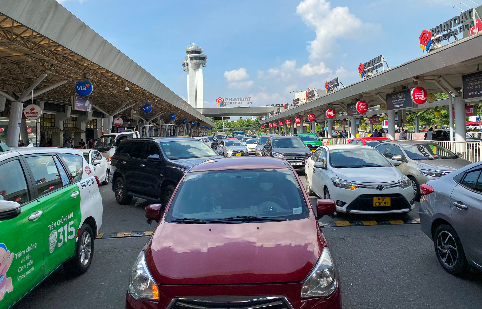 Hành khách xếp hàng dài tại sân bay Tân Sơn Nhất để về quê đón Tết  - Ảnh 3.